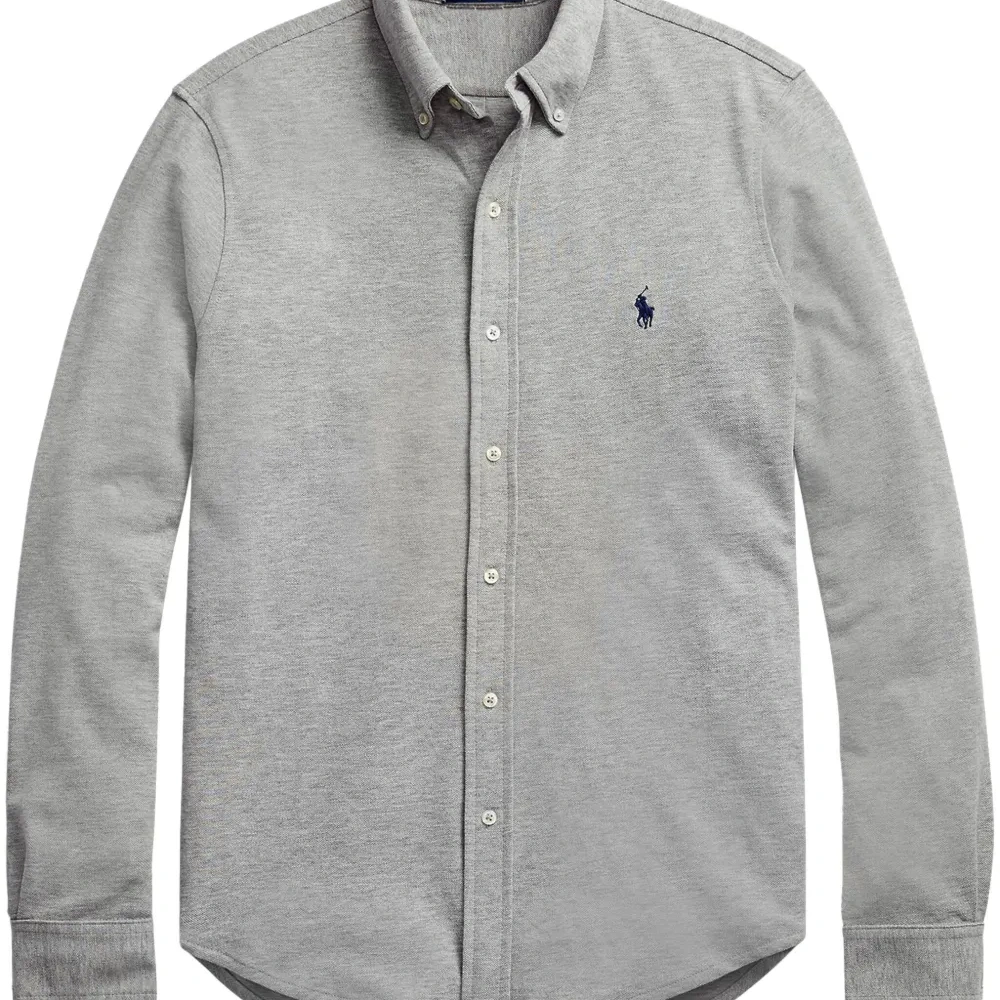 Рубашка на пуговицах с вышитым логотипом