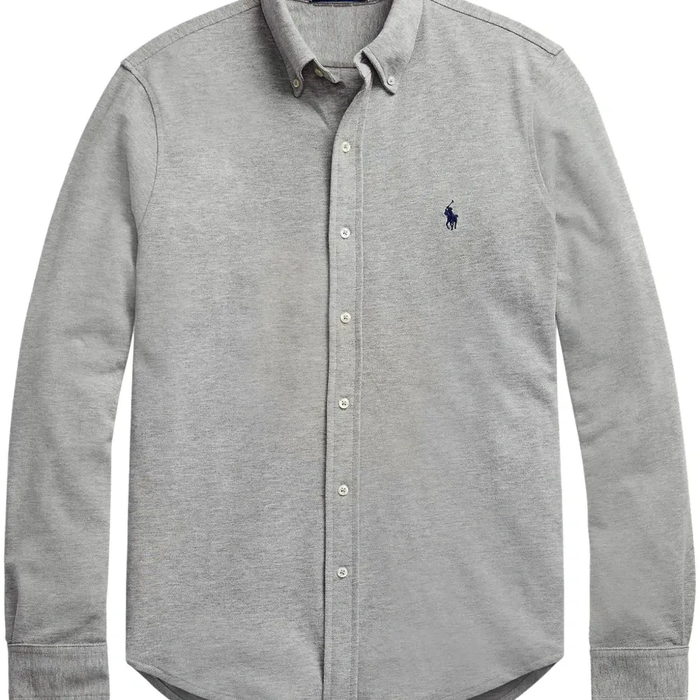 Рубашка на пуговицах с вышитым логотипом