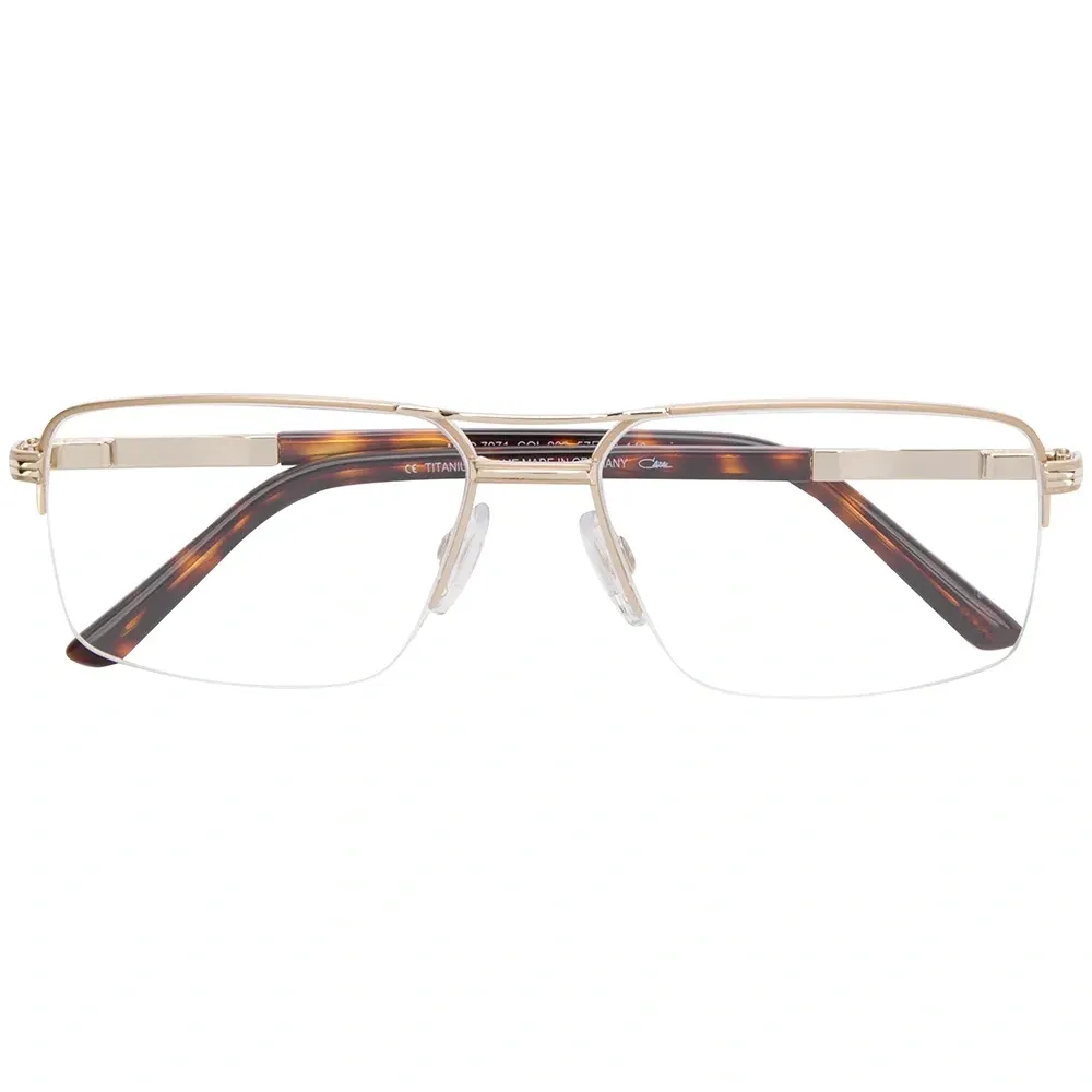 Очки в прямоугольной оправе