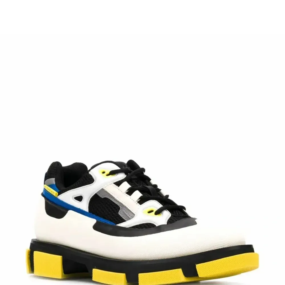 Кроссовки в стиле колор-блок на массивной подошве