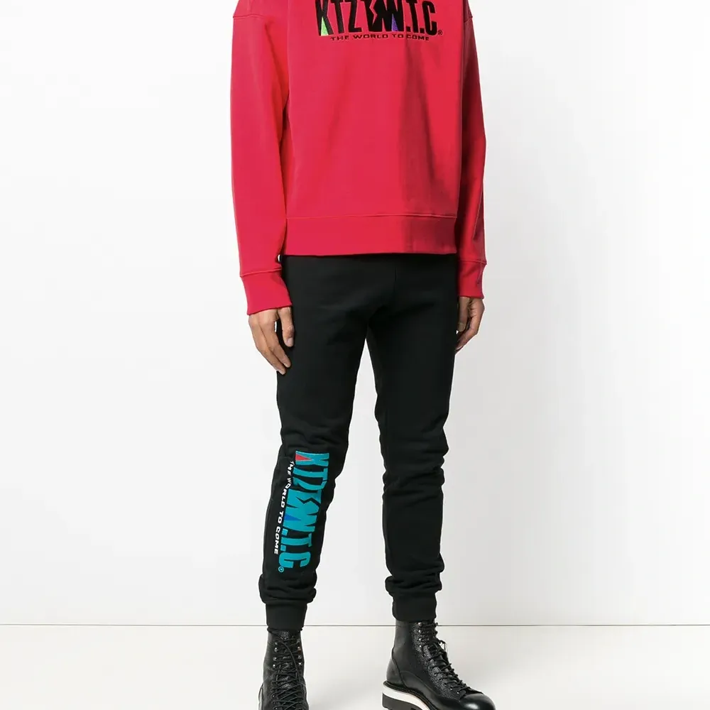 толстовка с вышивкой логотипа