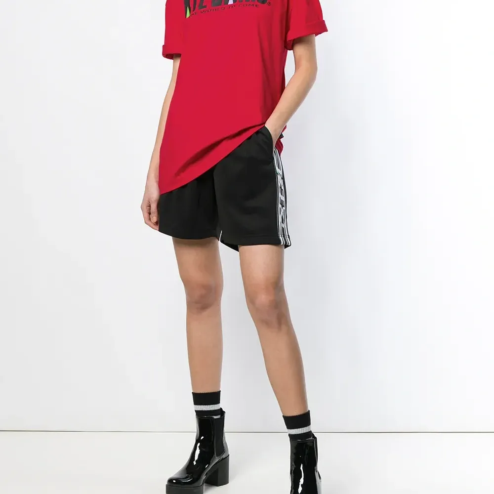 футболка с принтом логотипа