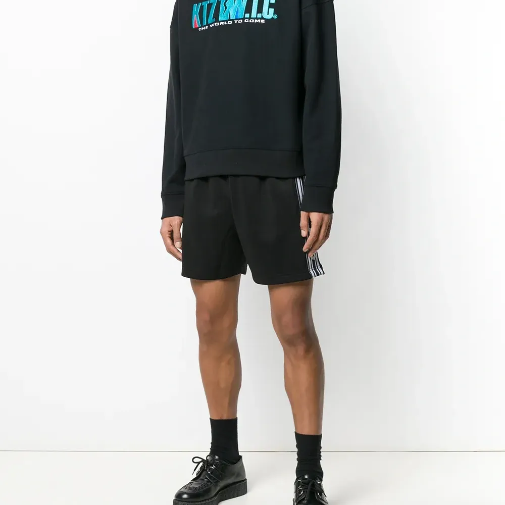 толстовка с вышивкой логотипа