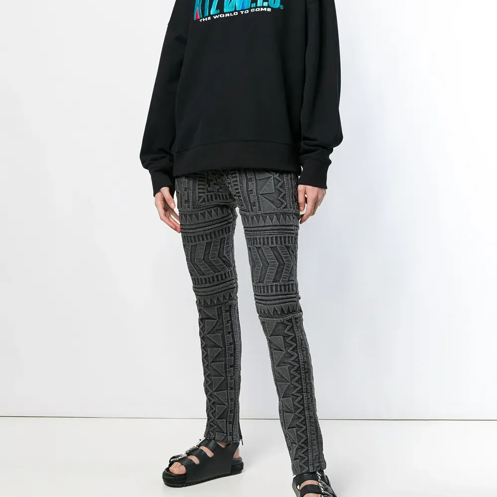 толстовка с вышивкой логотипа