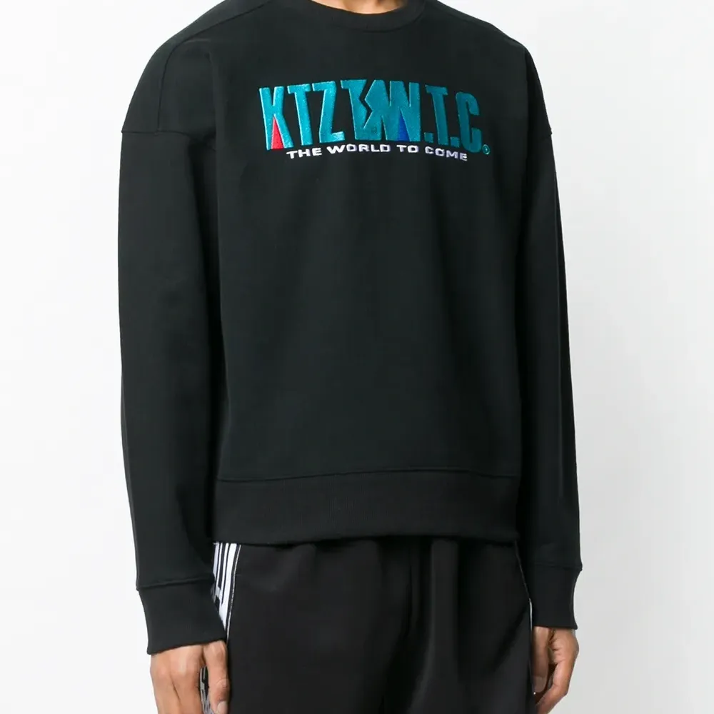 толстовка с вышивкой логотипа