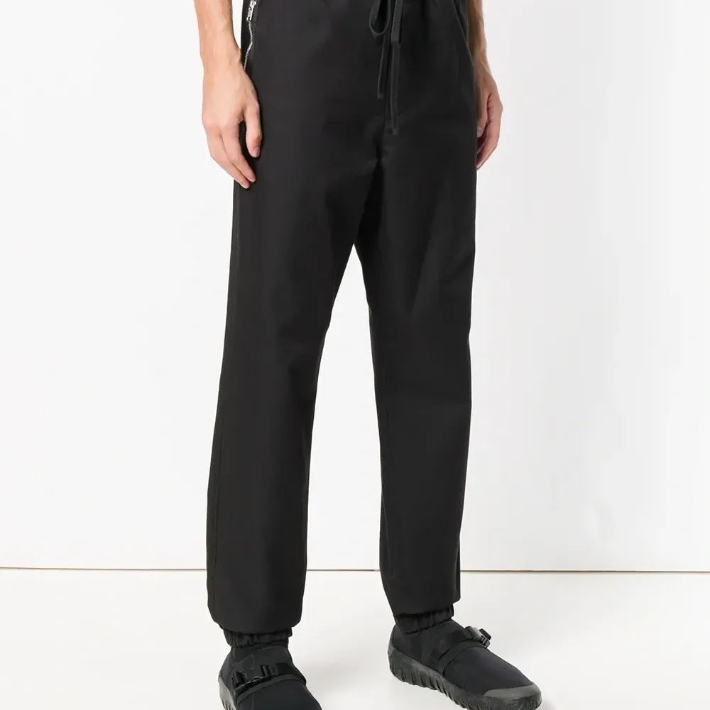 Спортивные брюки с карманами на молнии