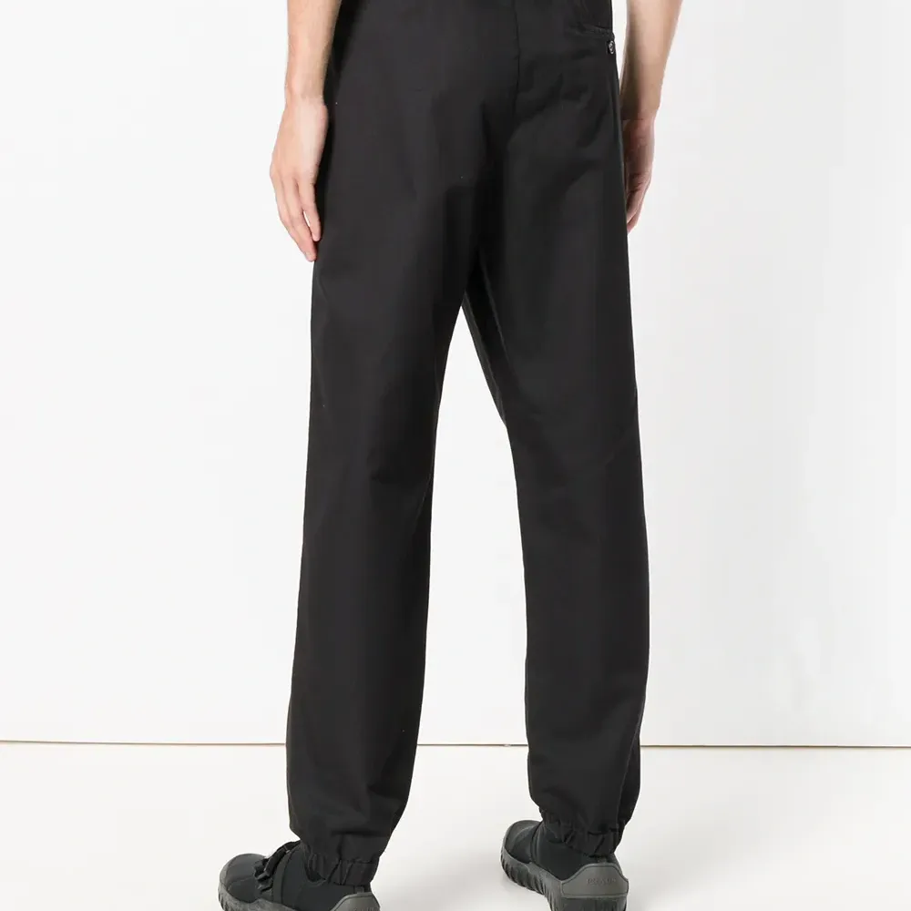 Спортивные брюки с карманами на молнии