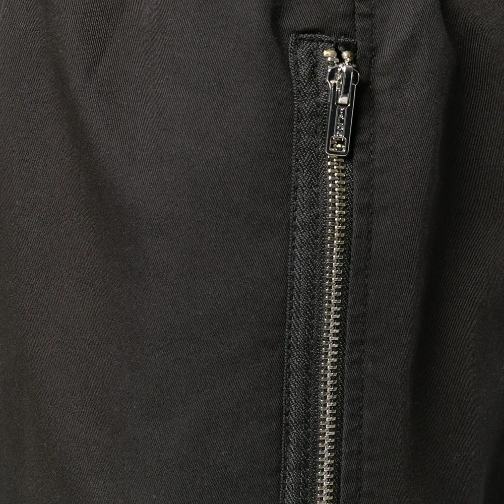 Спортивные брюки с карманами на молнии