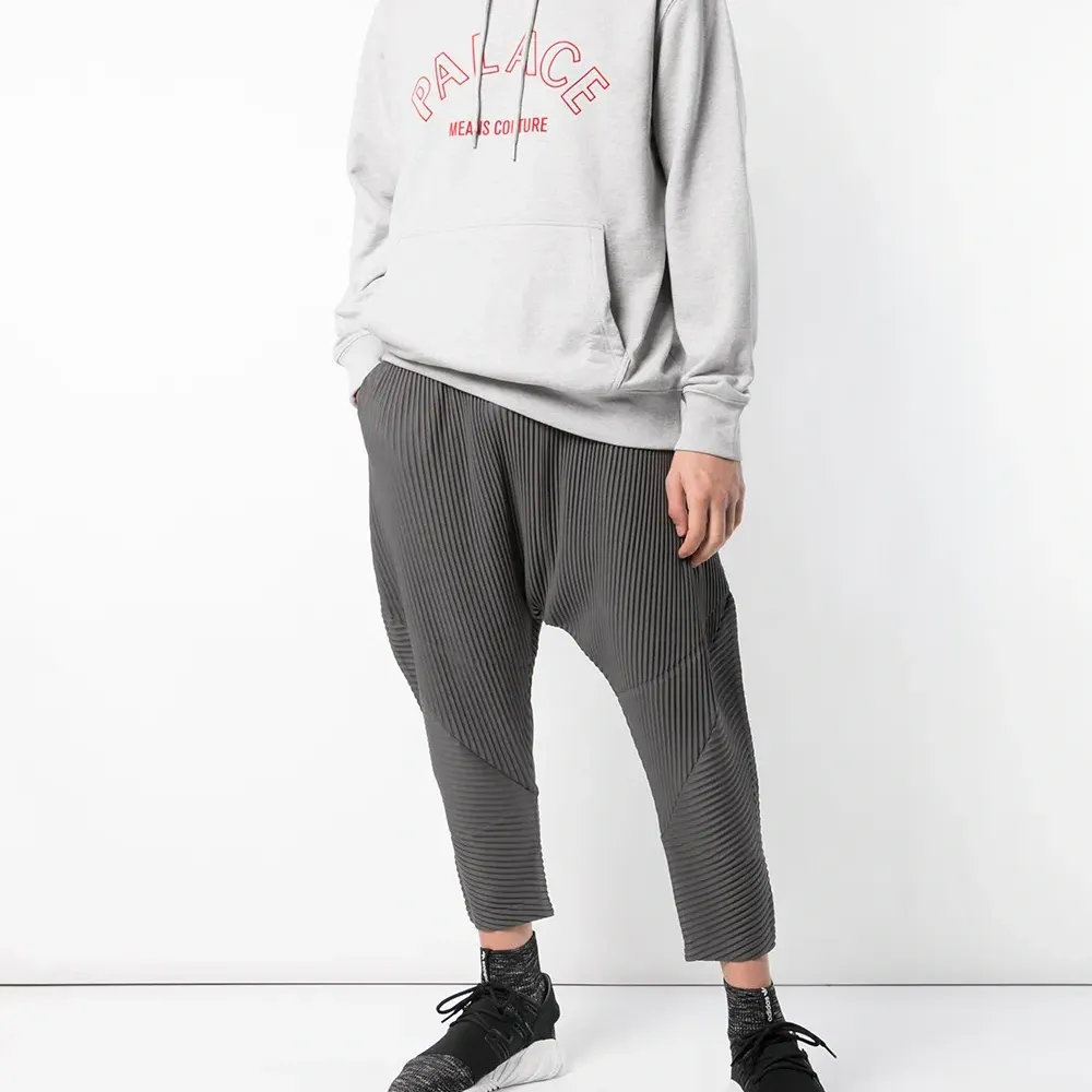 Толстовка с капюшоном и логотипом