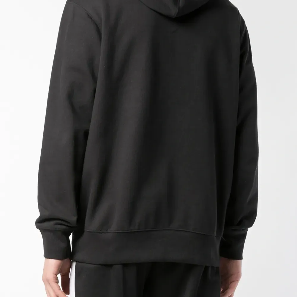 Толстовка с капюшоном и логотипом