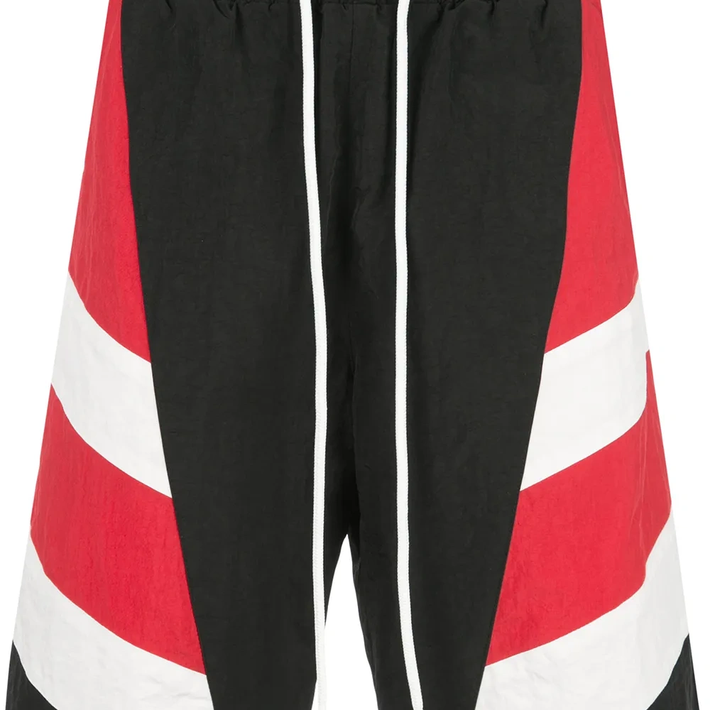 Спортивные шорты в полоску