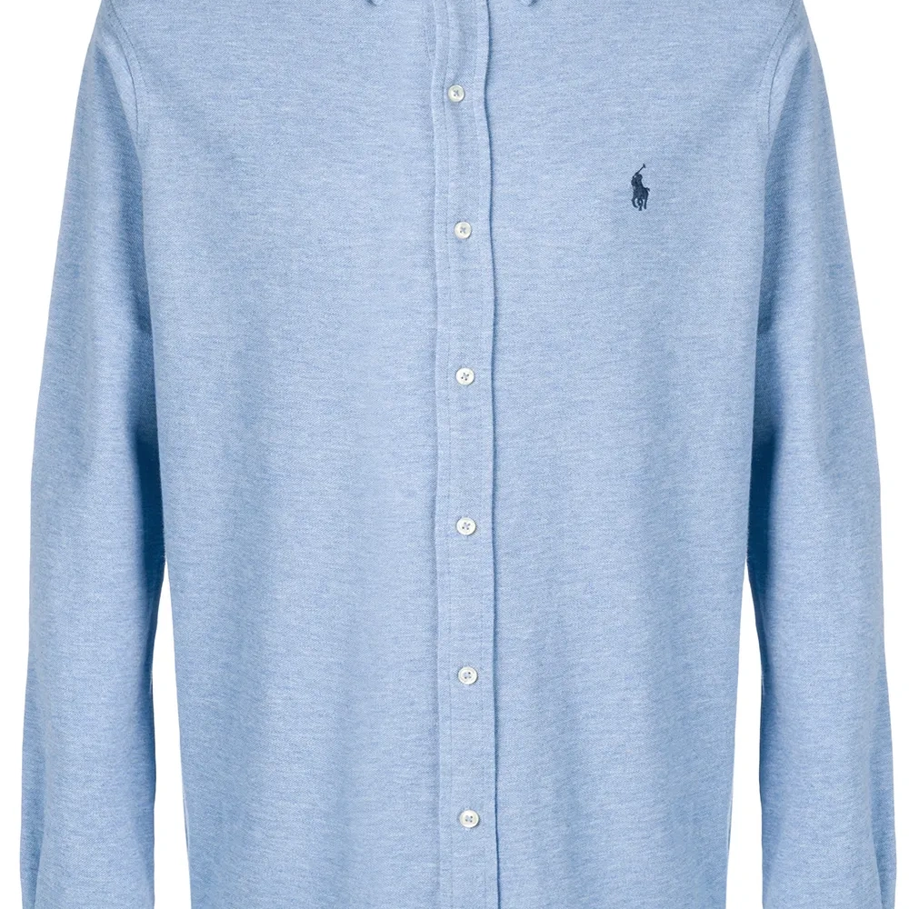 Рубашка на пуговицах с вышитым логотипом