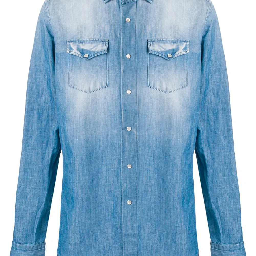 Джинсовая рубашка с нагрудным карманом