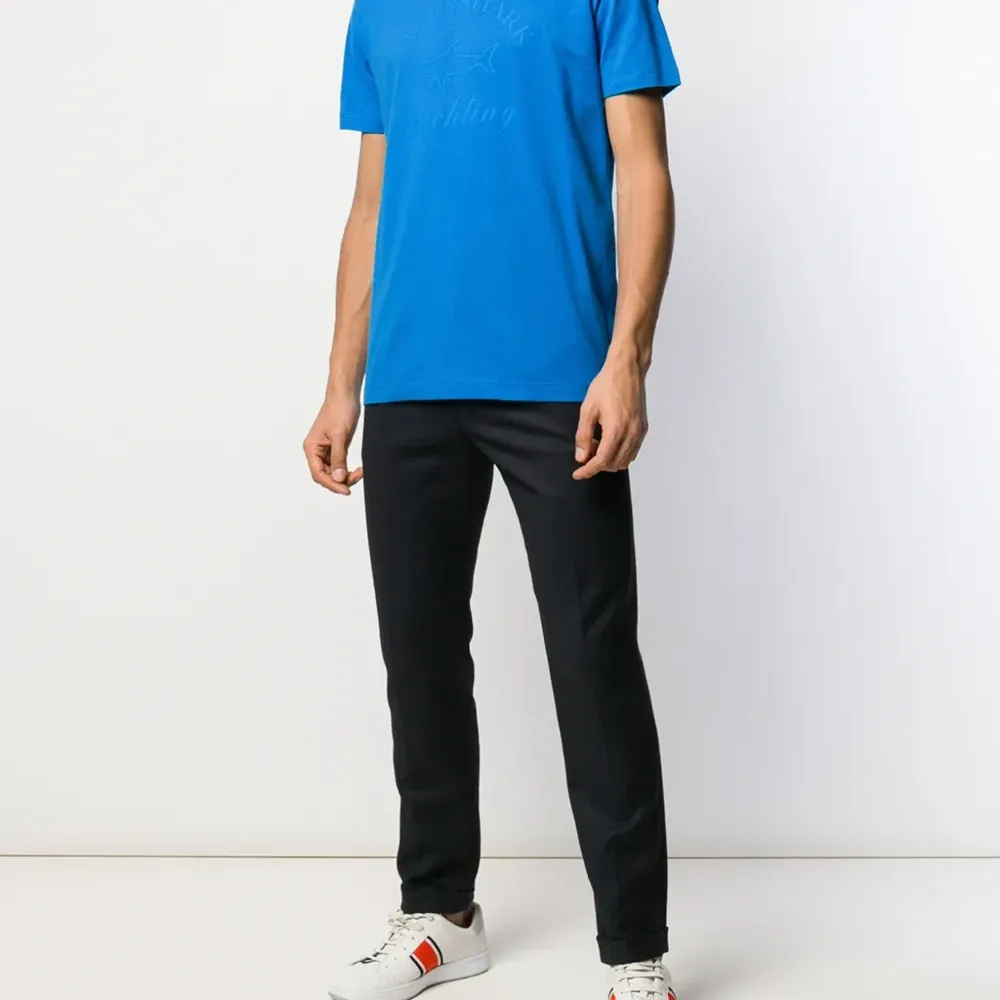 Футболка с логотипом в тон