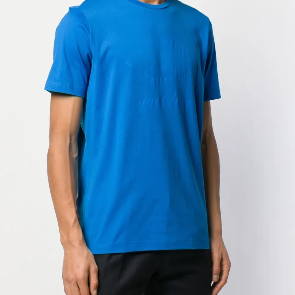 Футболка с логотипом в тон