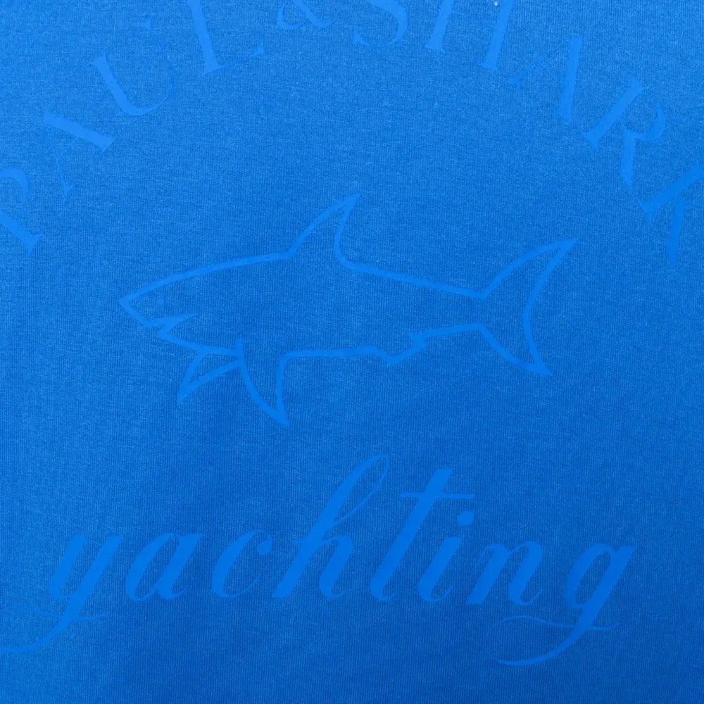 Футболка с логотипом в тон