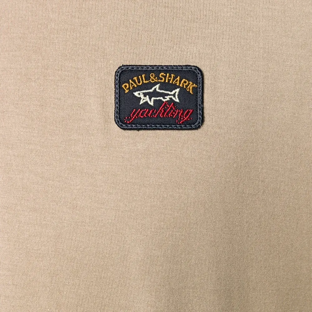 Футболка с нашивкой-логотипом