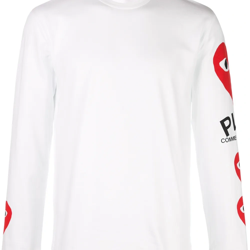 Футболка с принтом на рукавах