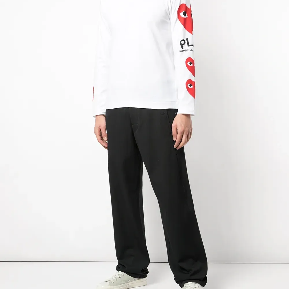 Футболка с принтом на рукавах