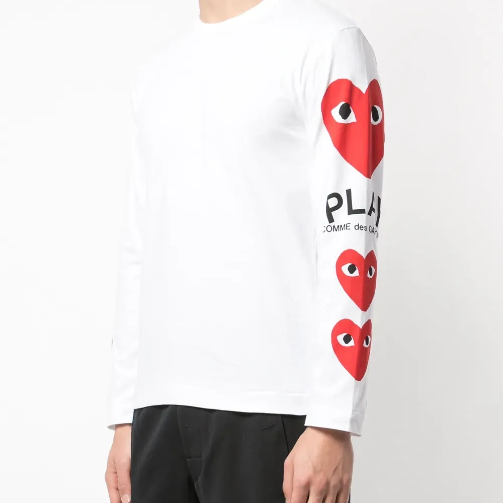 Футболка с принтом на рукавах