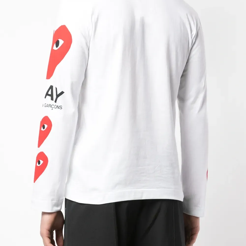 Футболка с принтом на рукавах