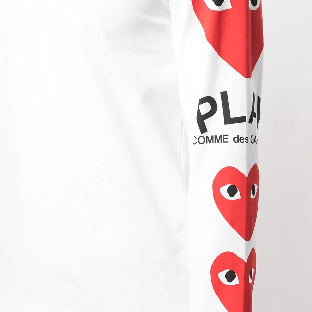 Футболка с принтом на рукавах