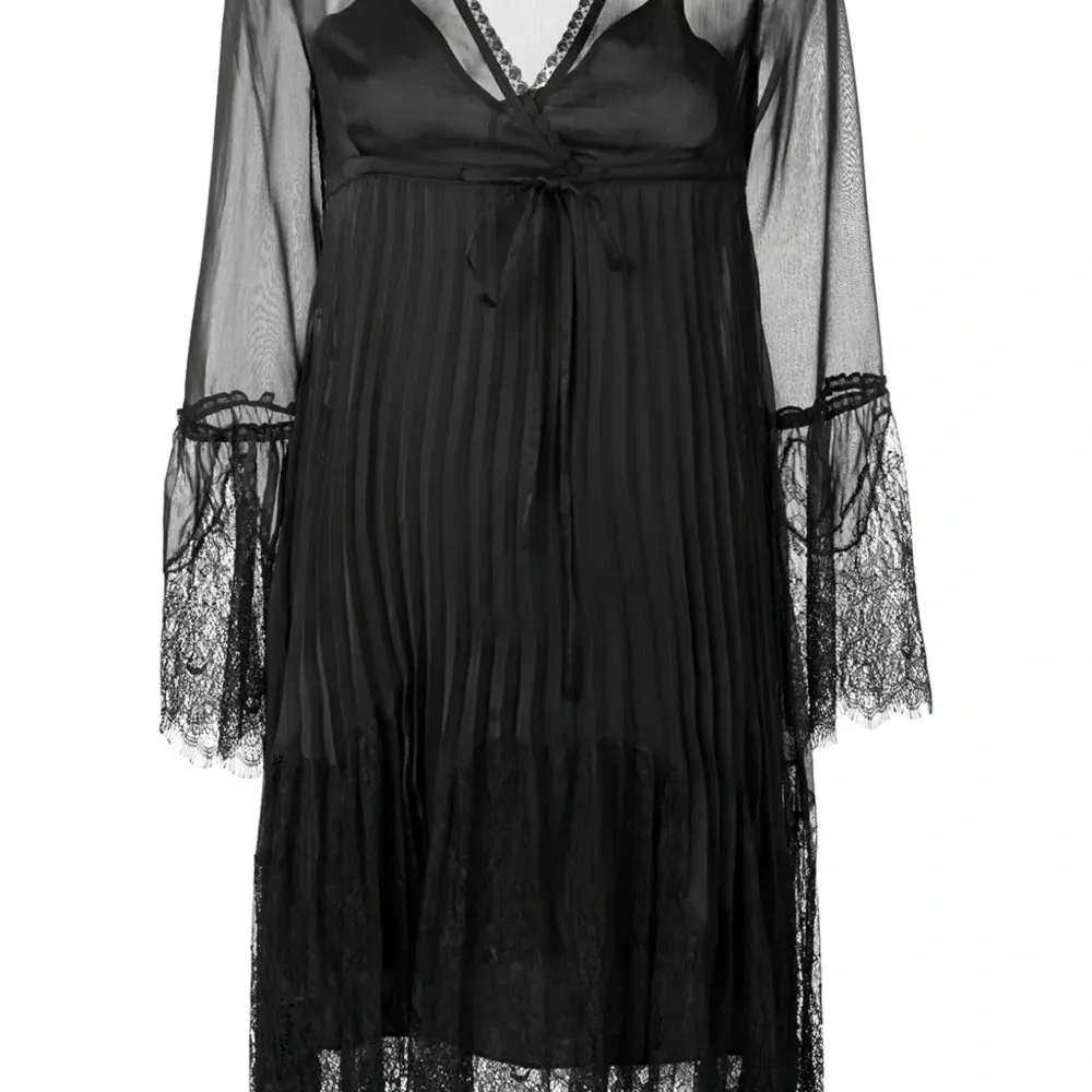 Плиссированное кружевное платье с вышивкой