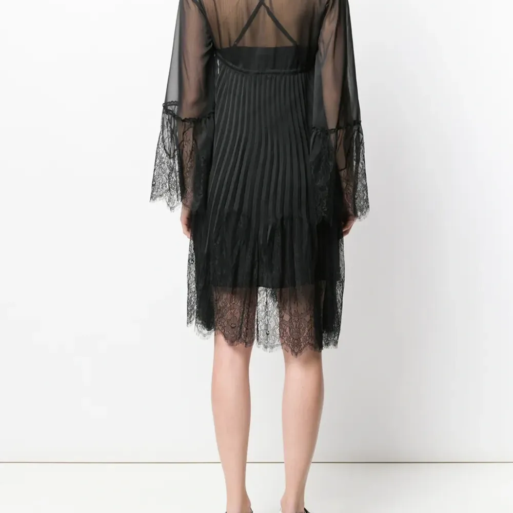 Плиссированное кружевное платье с вышивкой