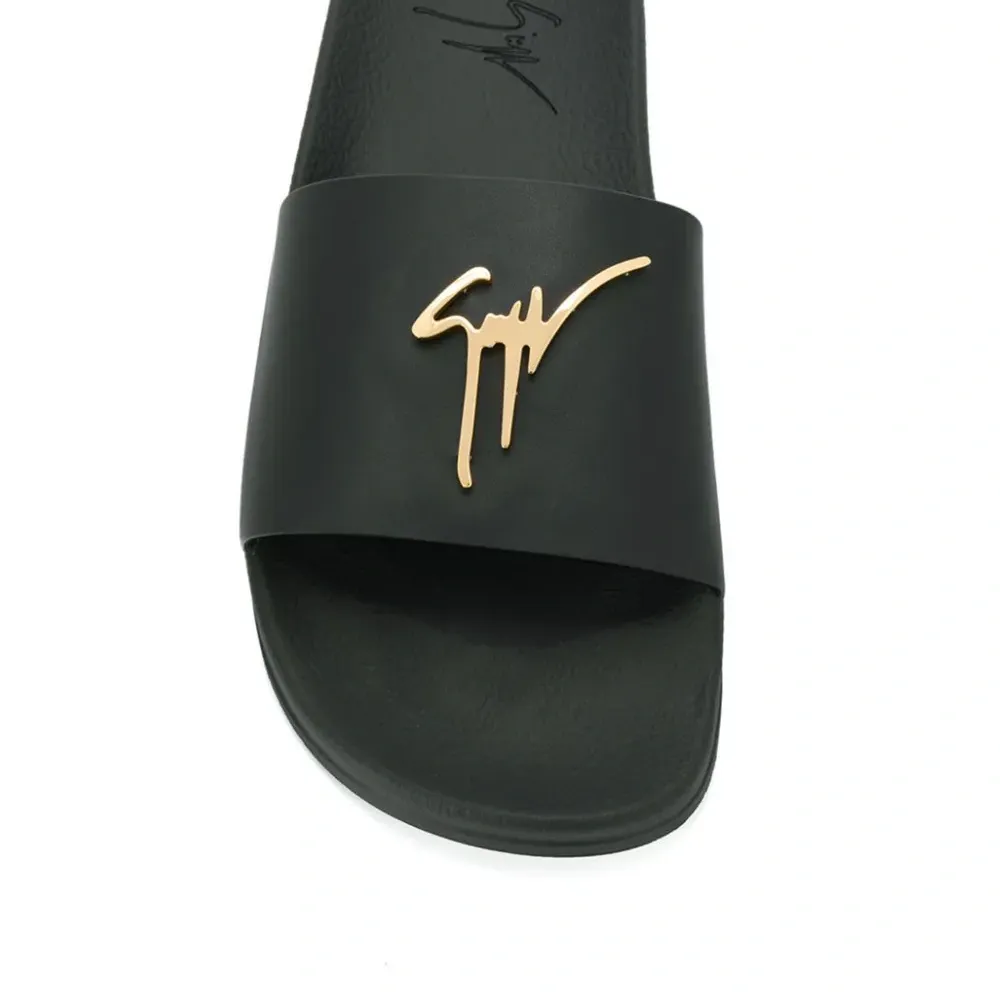 Шлепанцы с логотипом