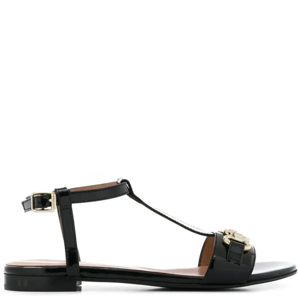 Сандалии на низком каблуке