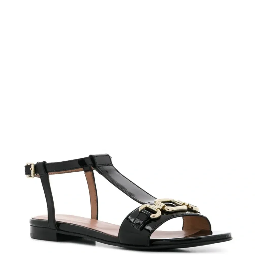 Сандалии на низком каблуке