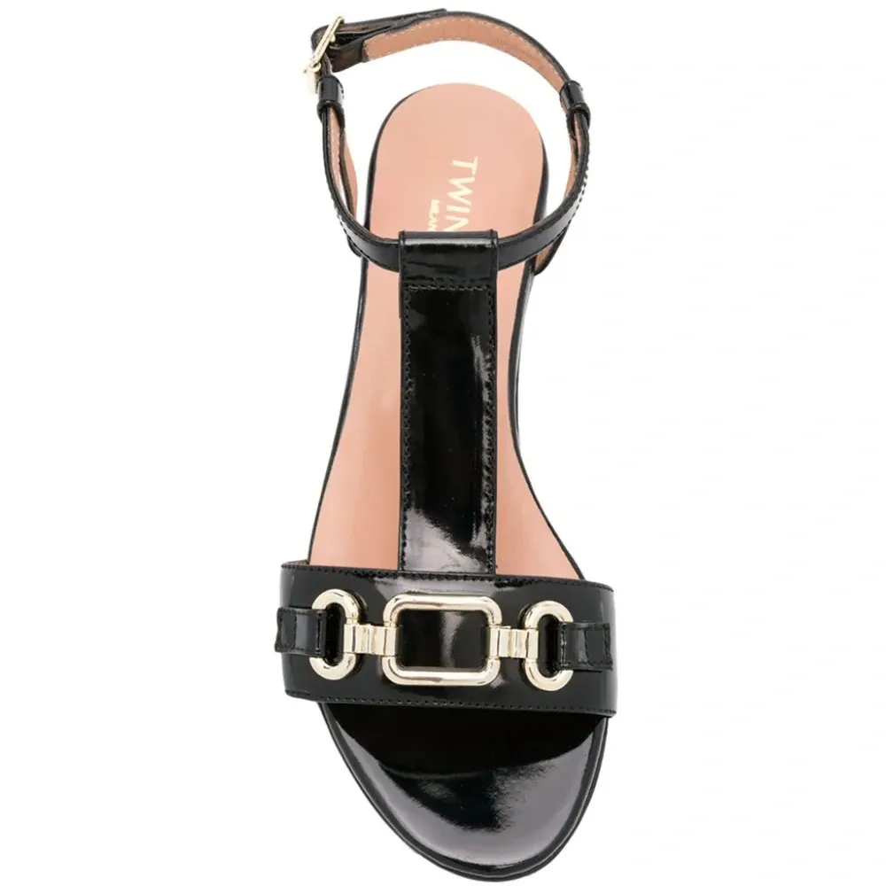 Сандалии на низком каблуке