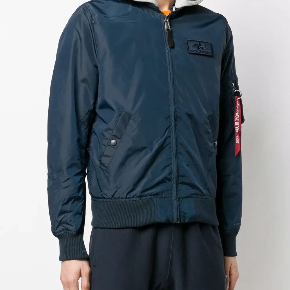 Куртка-бомбер с капюшоном