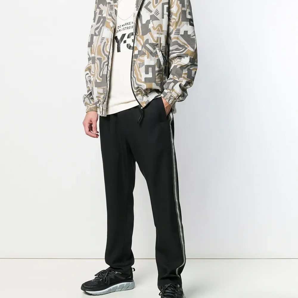 Спортивная куртка с геометричным узором