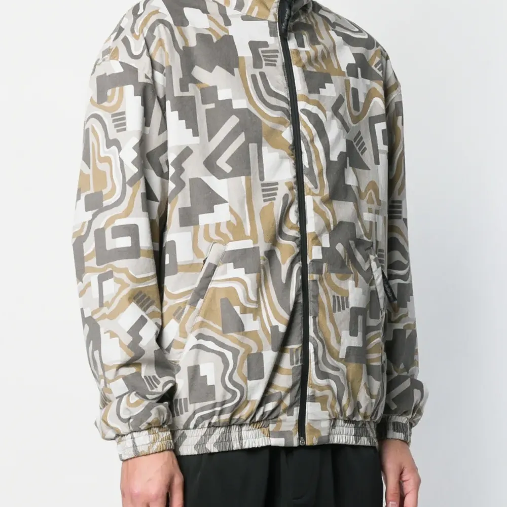 Спортивная куртка с геометричным узором