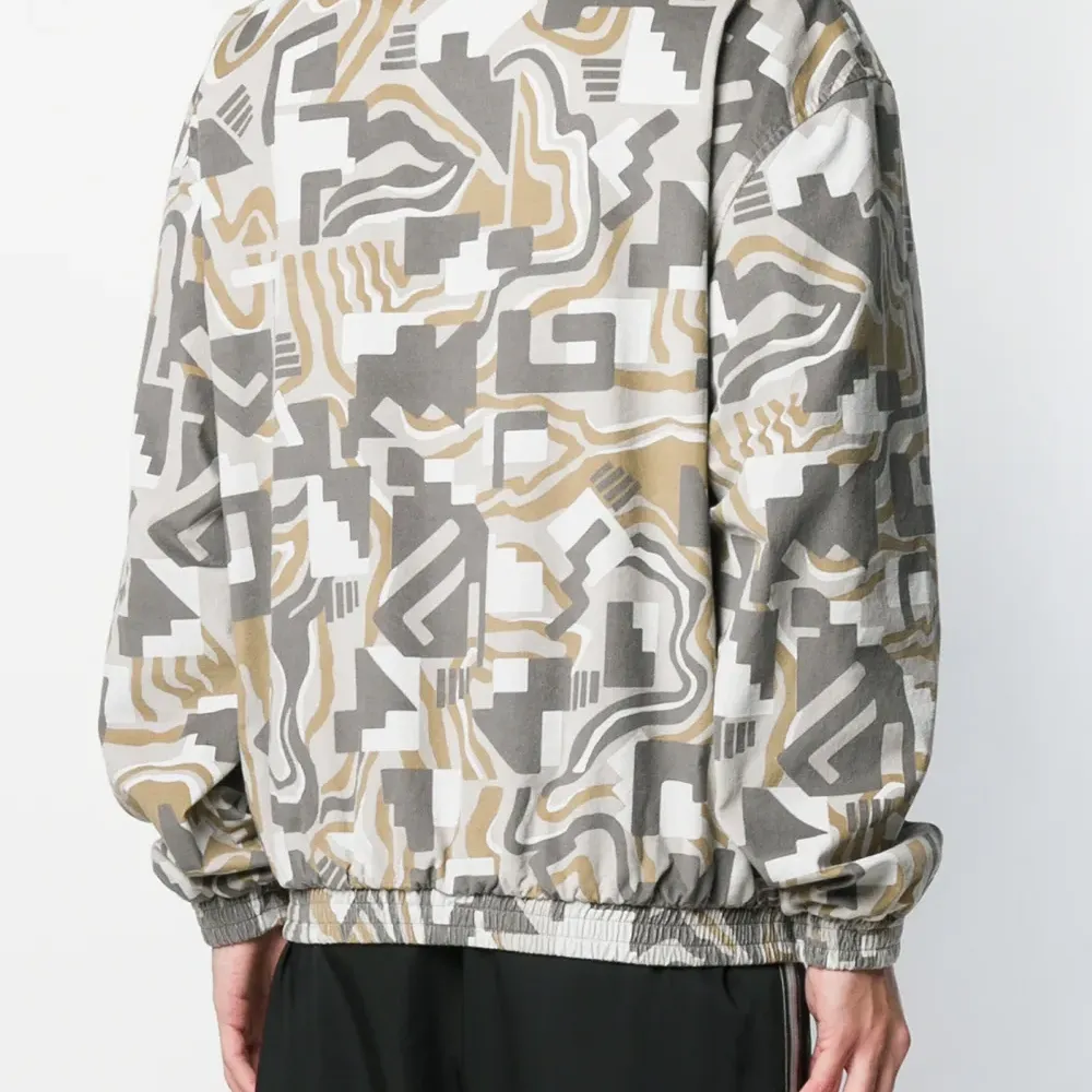 Спортивная куртка с геометричным узором