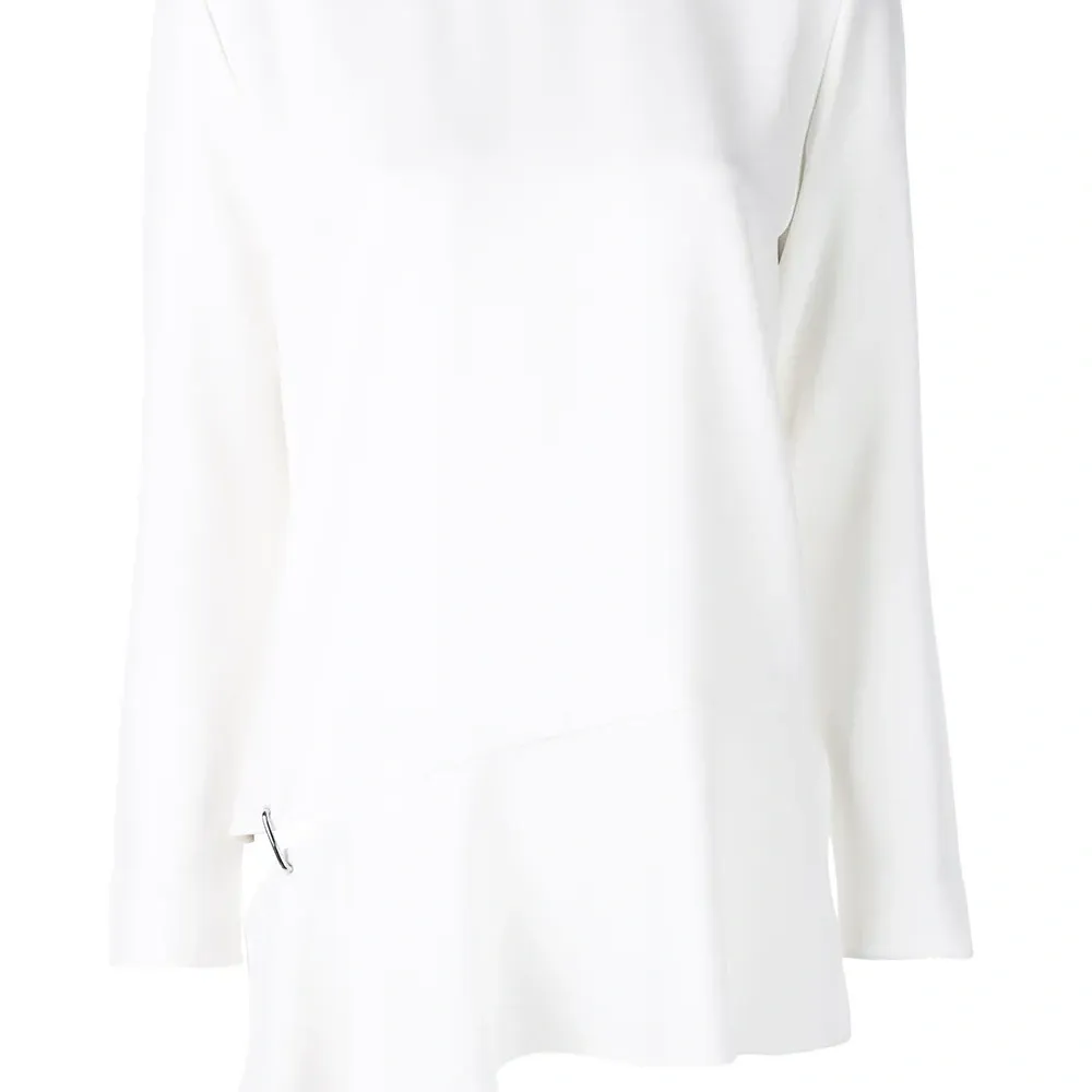 Блузка с длинными рукавами и прорезью на подоле