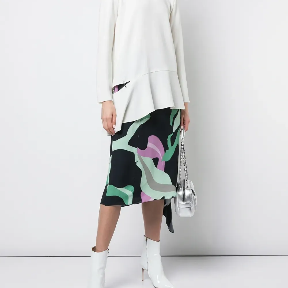 Блузка с длинными рукавами и прорезью на подоле