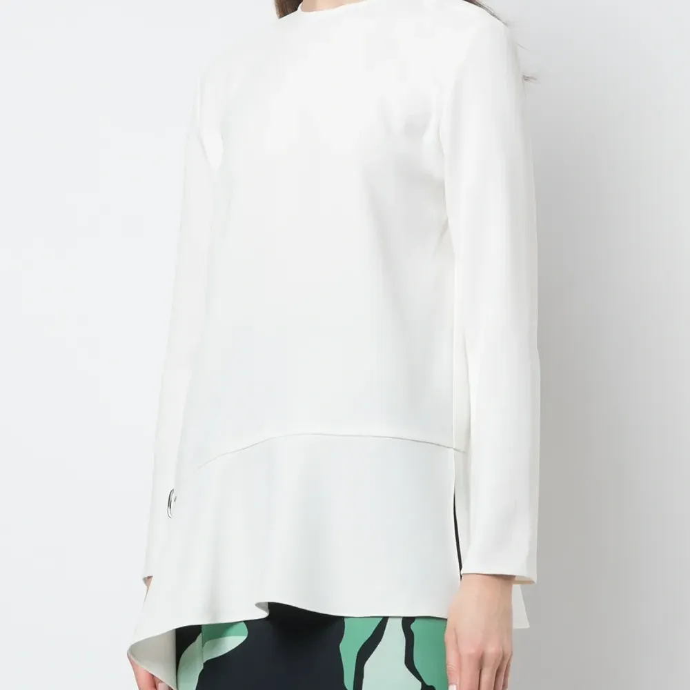 Блузка с длинными рукавами и прорезью на подоле