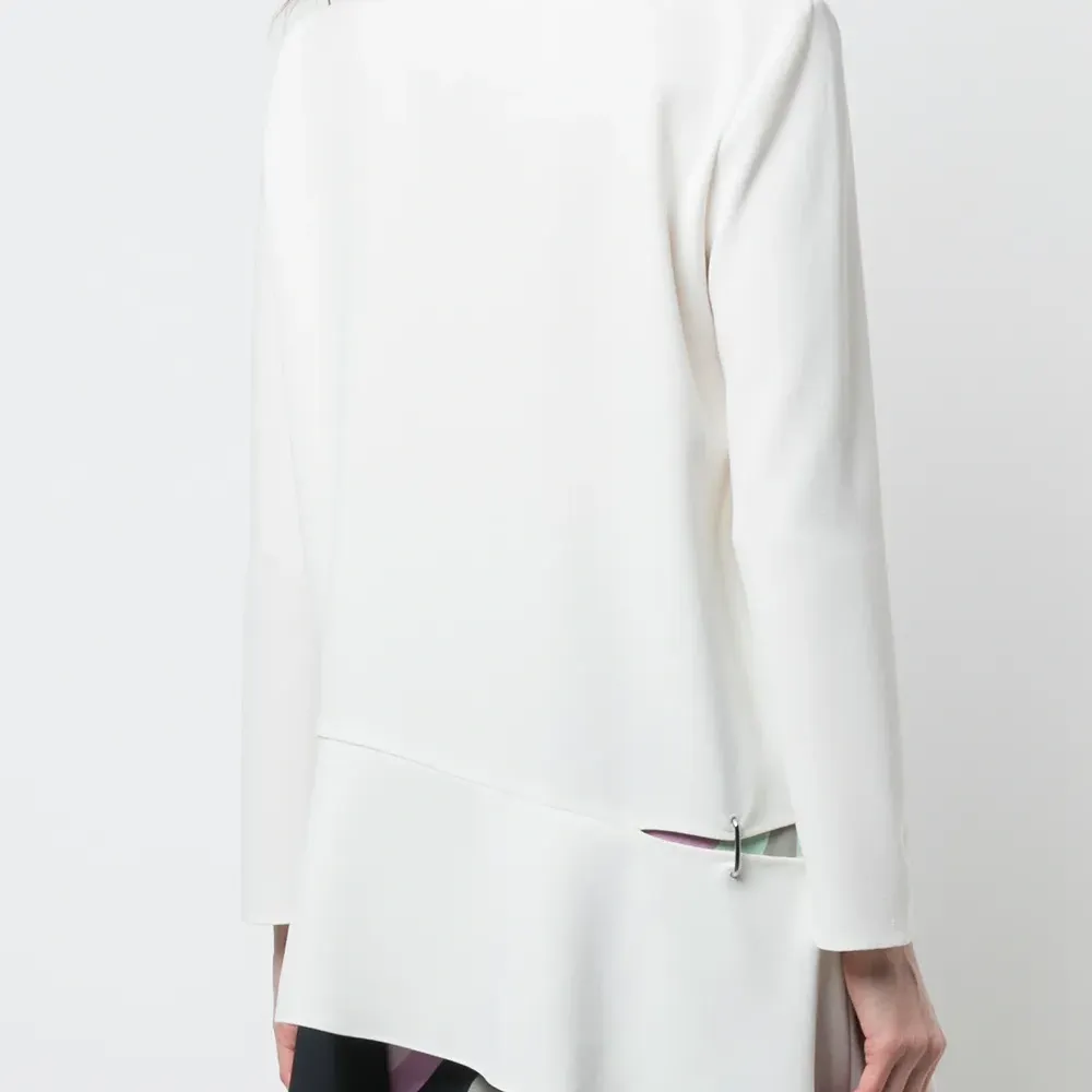 Блузка с длинными рукавами и прорезью на подоле