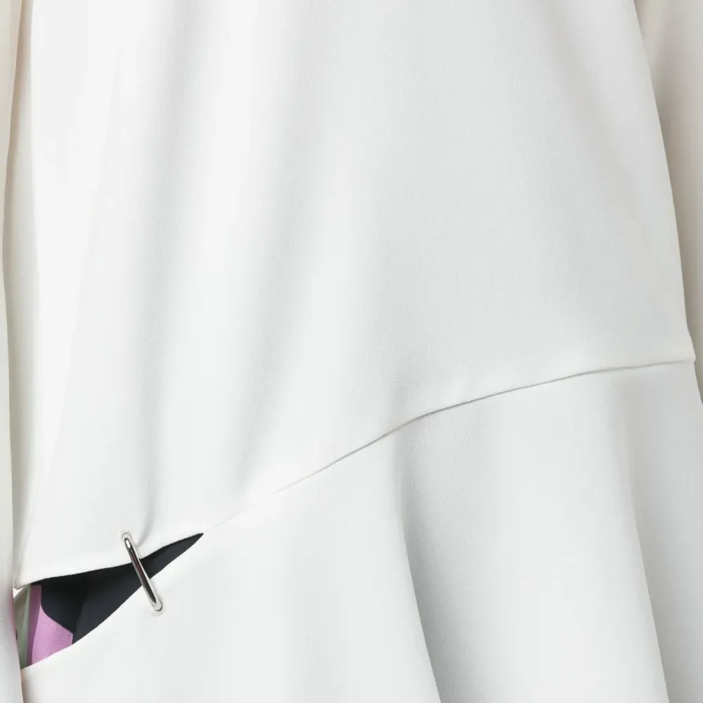 Блузка с длинными рукавами и прорезью на подоле