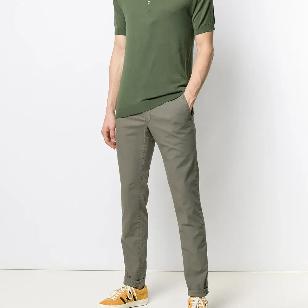 брюки кроя слим