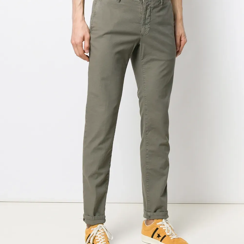 брюки кроя слим