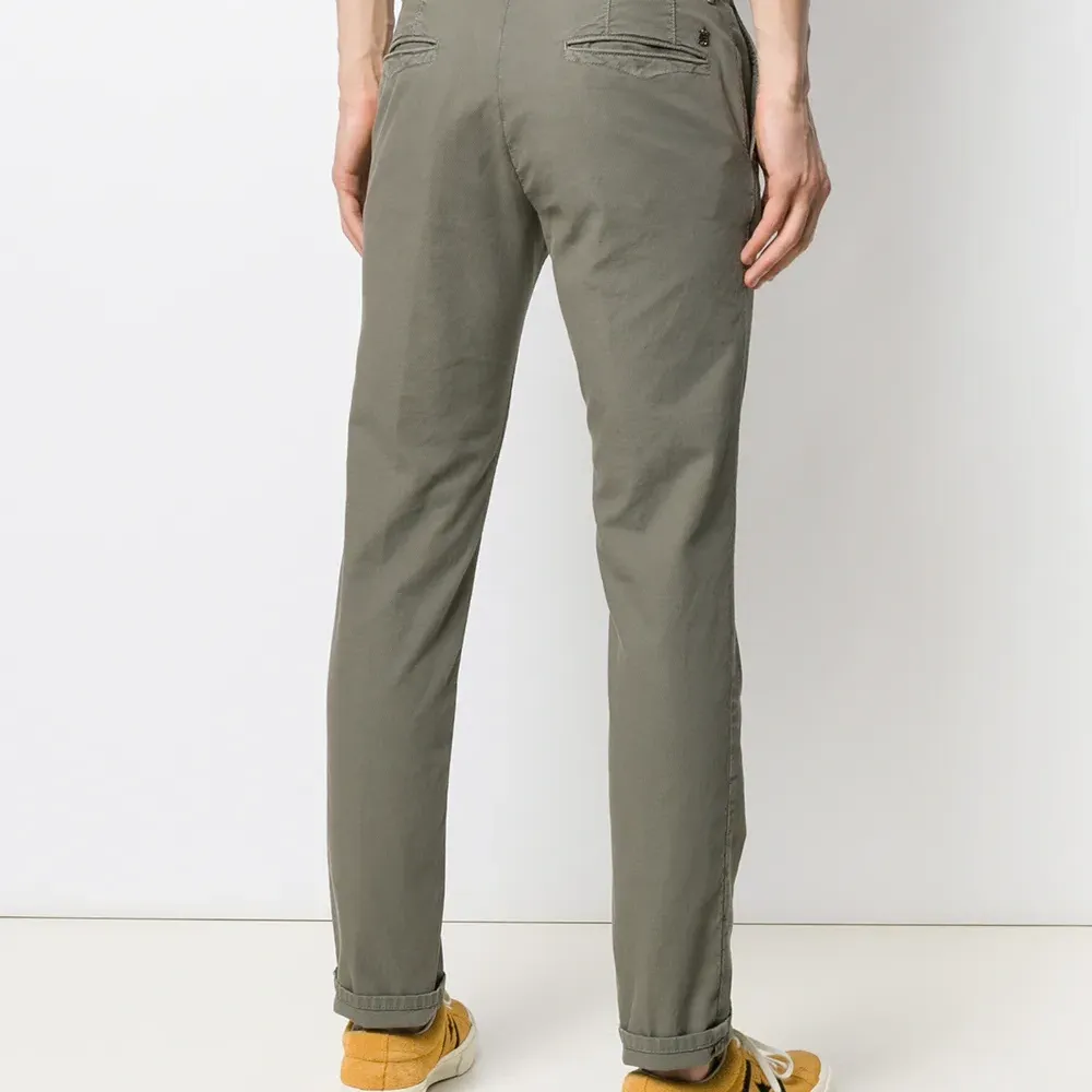 брюки кроя слим