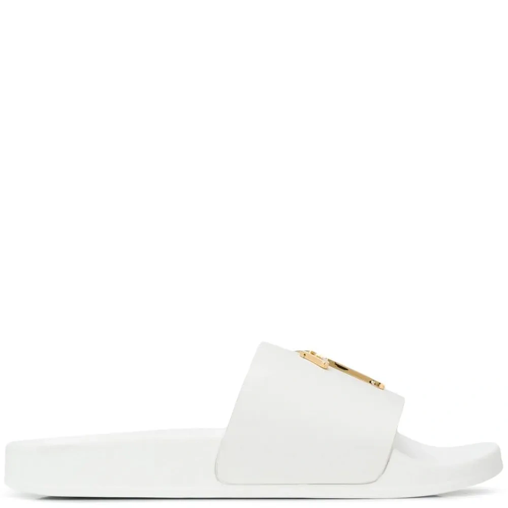 Шлепанцы с металлическим логотипом