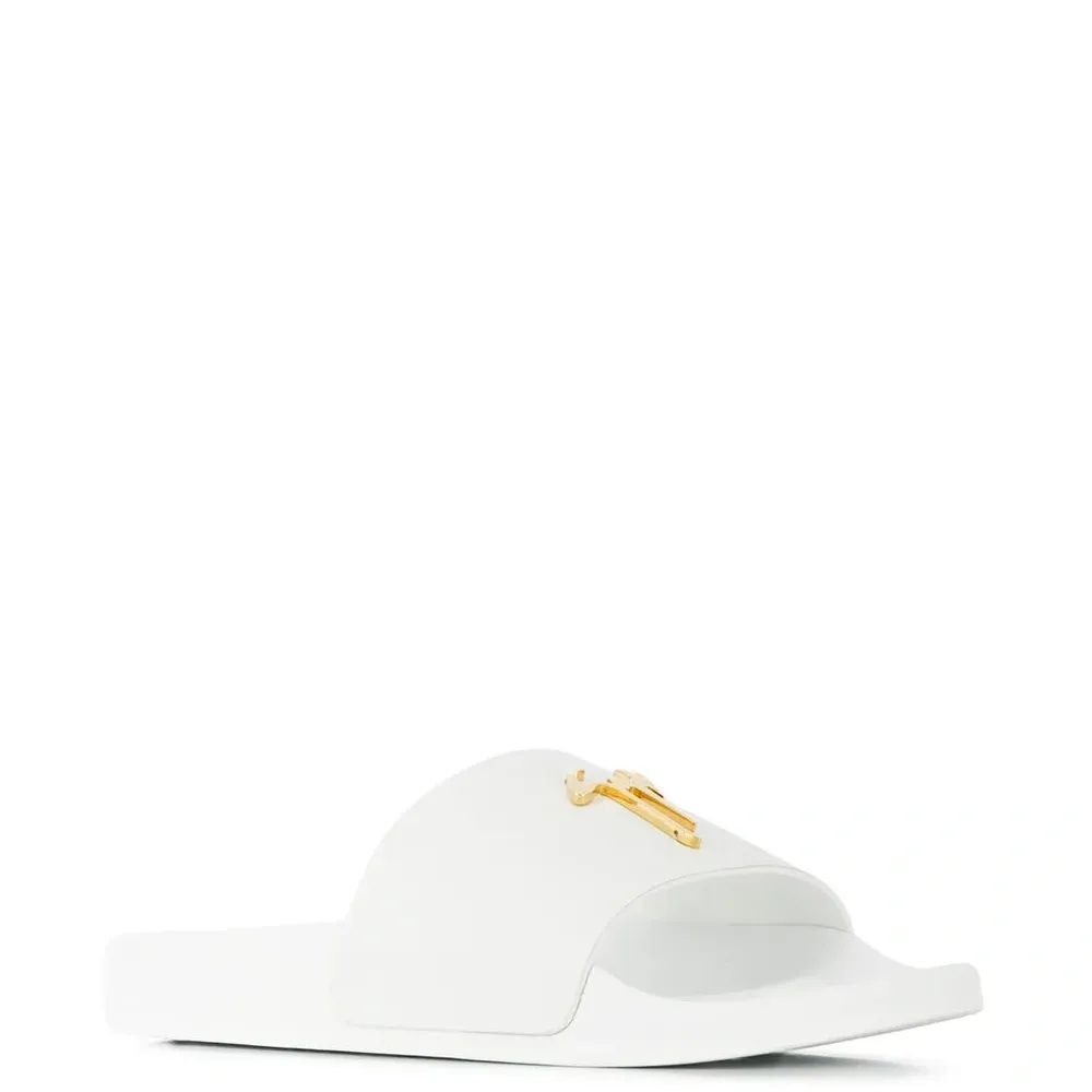 Шлепанцы с металлическим логотипом