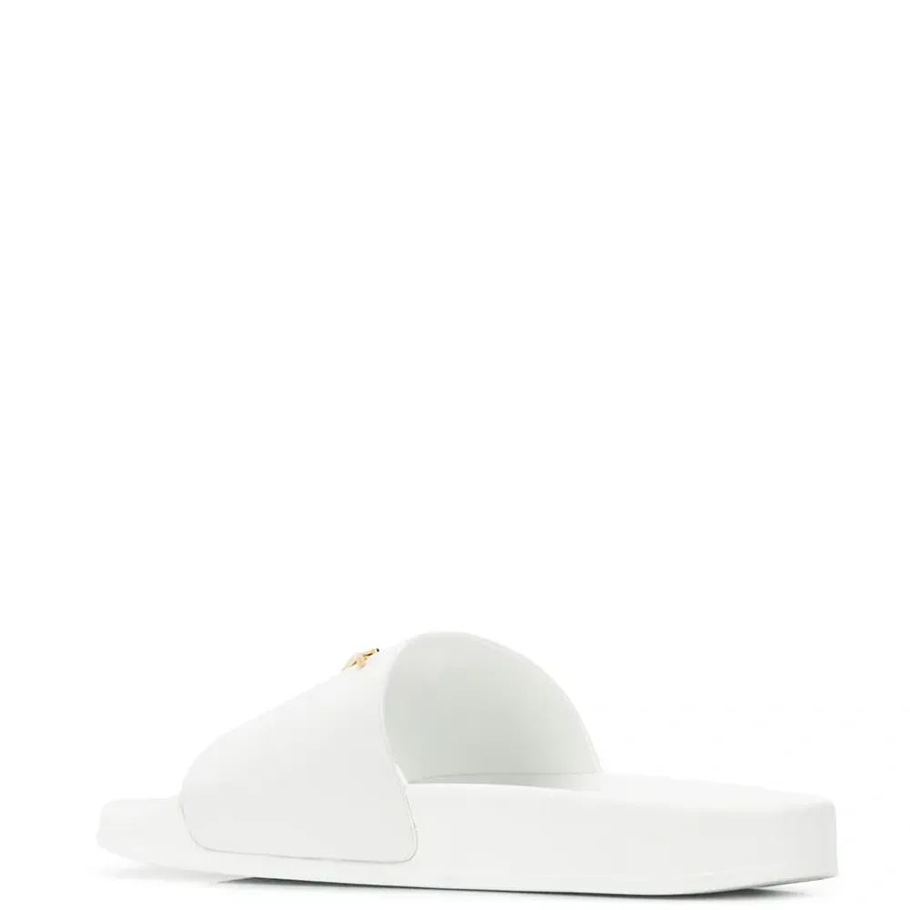 Шлепанцы с металлическим логотипом