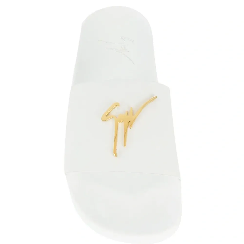 Шлепанцы с металлическим логотипом