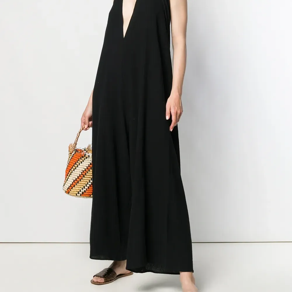 комбинезон с глубоким V-образным вырезом