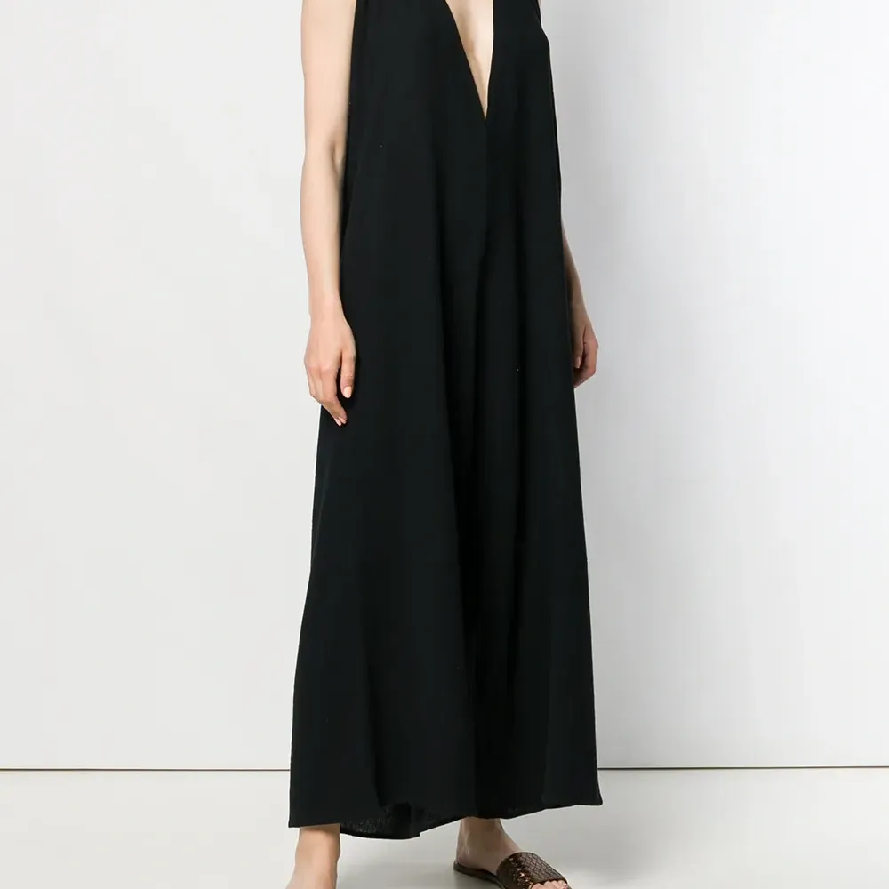 комбинезон с глубоким V-образным вырезом